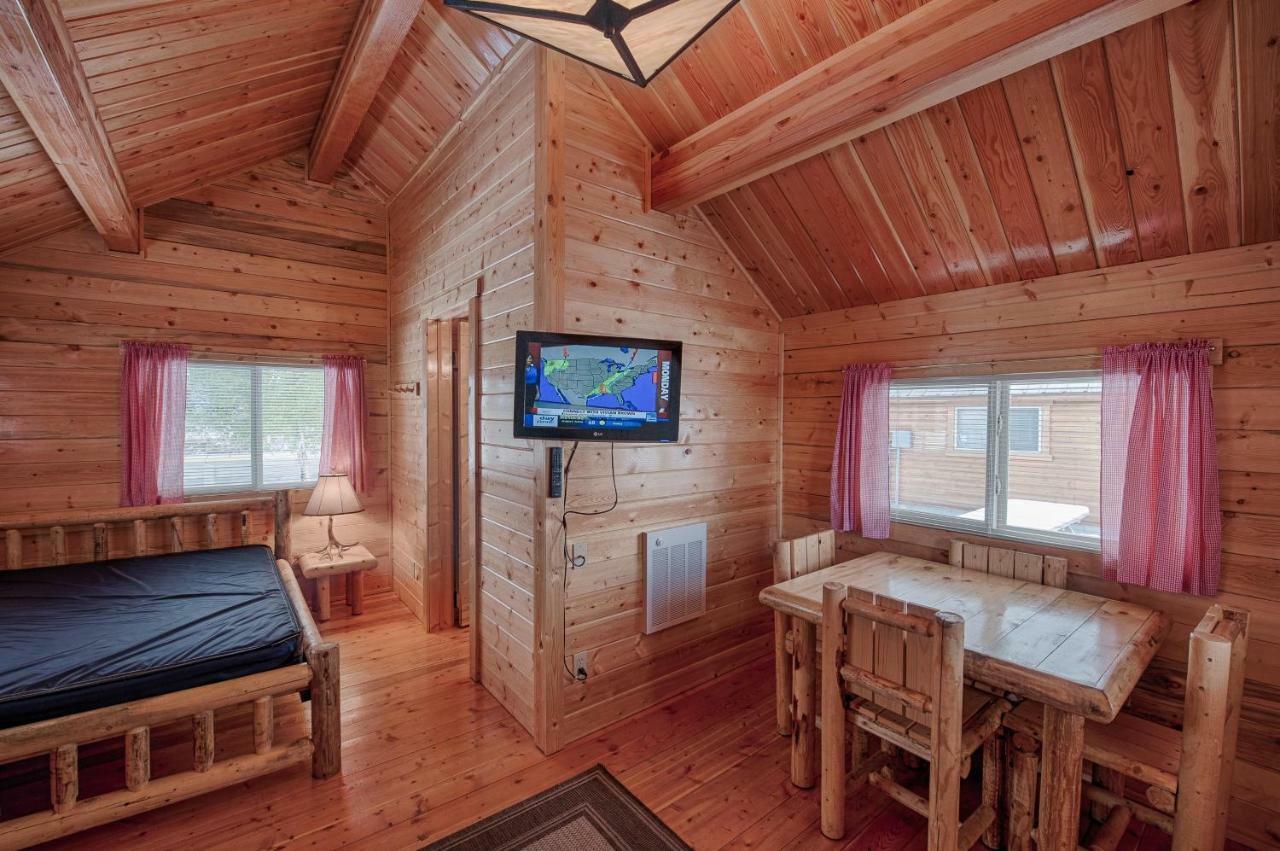Вилла Yellowstone Grizzly Rv Park And Cabins Запад Йеллоустон Экстерьер фото